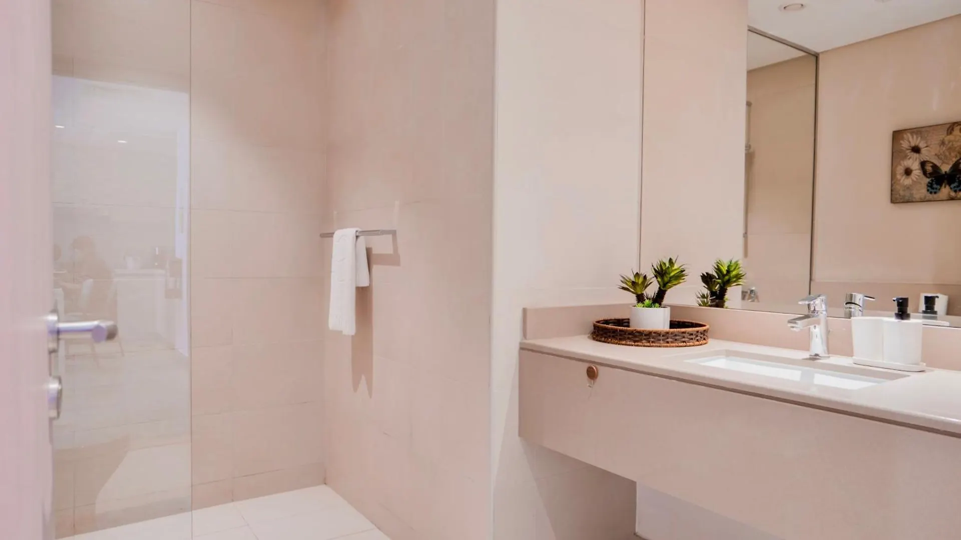 Maison Privee - Modern Yas Island Escape With Peaceful Canal Views Abu Zabi